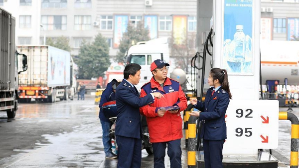 Xiushan county tax officials came to the building materials market, gas stations, etc. to publicize invoice rights protection and tax law knowledge. Lai Tingying