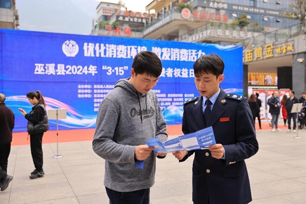 On March 15th, in Shuiyuan Mall, Wuxi County, tax officials were explaining the contents of invoice rights protection to the public. Photo by Xiao Wei