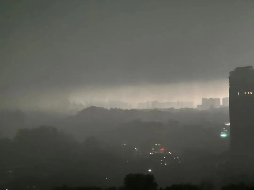 Rush to the hot search! There are tornadoes in Guangzhou, and there are many underground hail! As for the weather in Shenzhen ...