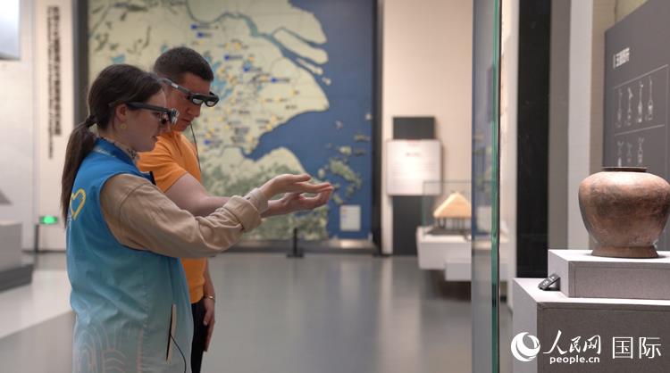 Foreign experts from People's Daily Online experience AR glasses in Liangzhu Museum. People's Daily reporter Yuan Mengshe